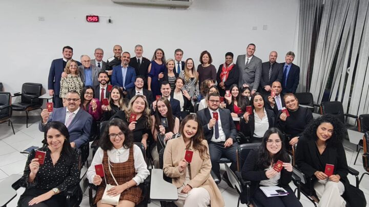 OAB/SCS entrega carteiras aos novos advogados