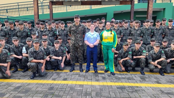 Campeões olímpicos e mundiais, Zanetti e Patrícia Cândido, dão palestra a atiradores do Tiro de Guerra em São Caetano