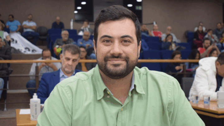 O vereador e líder de governo César Oliva (PSD) protocolou um projeto de lei para instituir o selo “Pessoa com Autismo a Bordo”, de uso facultativo em veículos particulares que transportem pessoas com Transtorno do Espectro Autista (TEA).