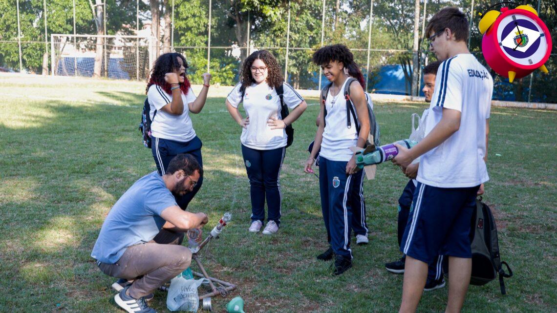 Alunos da EME Alcina Dantas Feijão, em São Caetano, aprendem a lançar foguetes