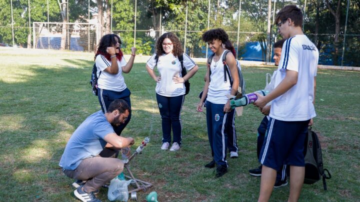 Alunos da EME Alcina Dantas Feijão, em São Caetano, aprendem a lançar foguetes
