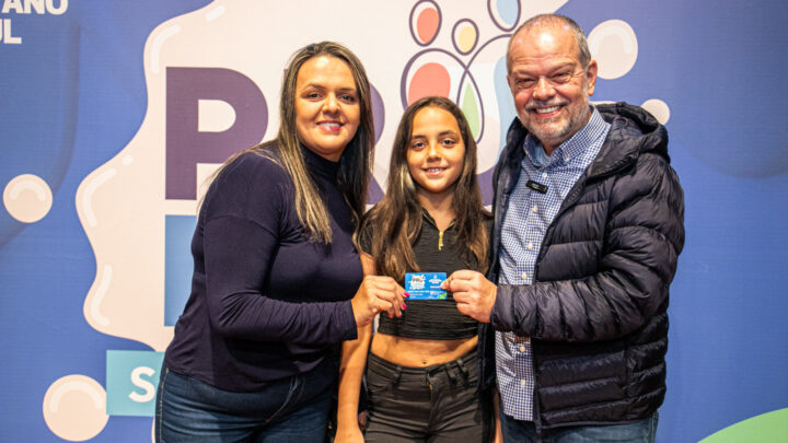 Prefeitura de São Caetano entrega cartões a beneficiários do Programa Pró-Leite