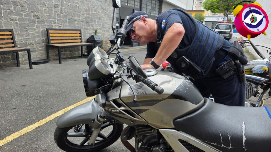 GCM detém motociclista após Smart Sanca identificar moto com sinais de adulteração de veicular