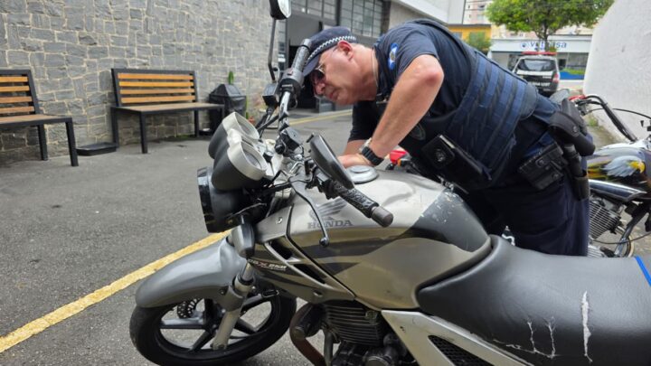 GCM detém motociclista após Smart Sanca identificar moto com sinais de adulteração de veicular