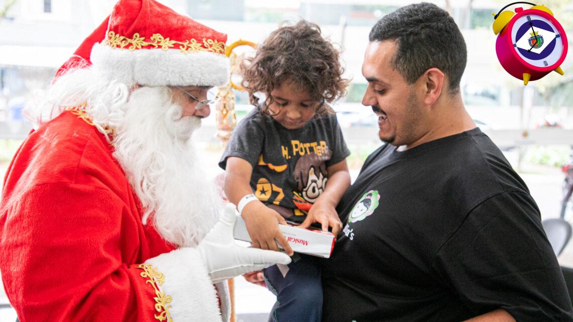 Papai Noel e palhaço alegram crianças no Complexo Hospitalar de São Caetano