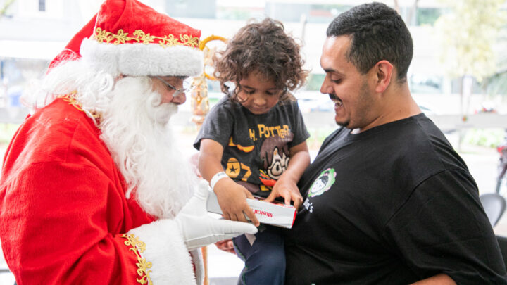 Papai Noel e palhaço alegram crianças no Complexo Hospitalar de São Caetano